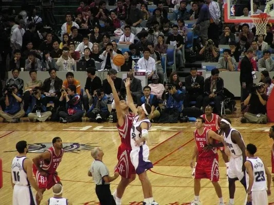 中外球员对待球迷的态度差距真大！（中外球员对球迷态度差异明显）