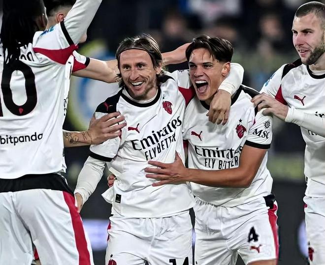 萨拉赫本赛季跑动增至9.7km，冲刺14.8次（萨拉赫本季跑动提升至9.7公里，冲刺达14.8次）