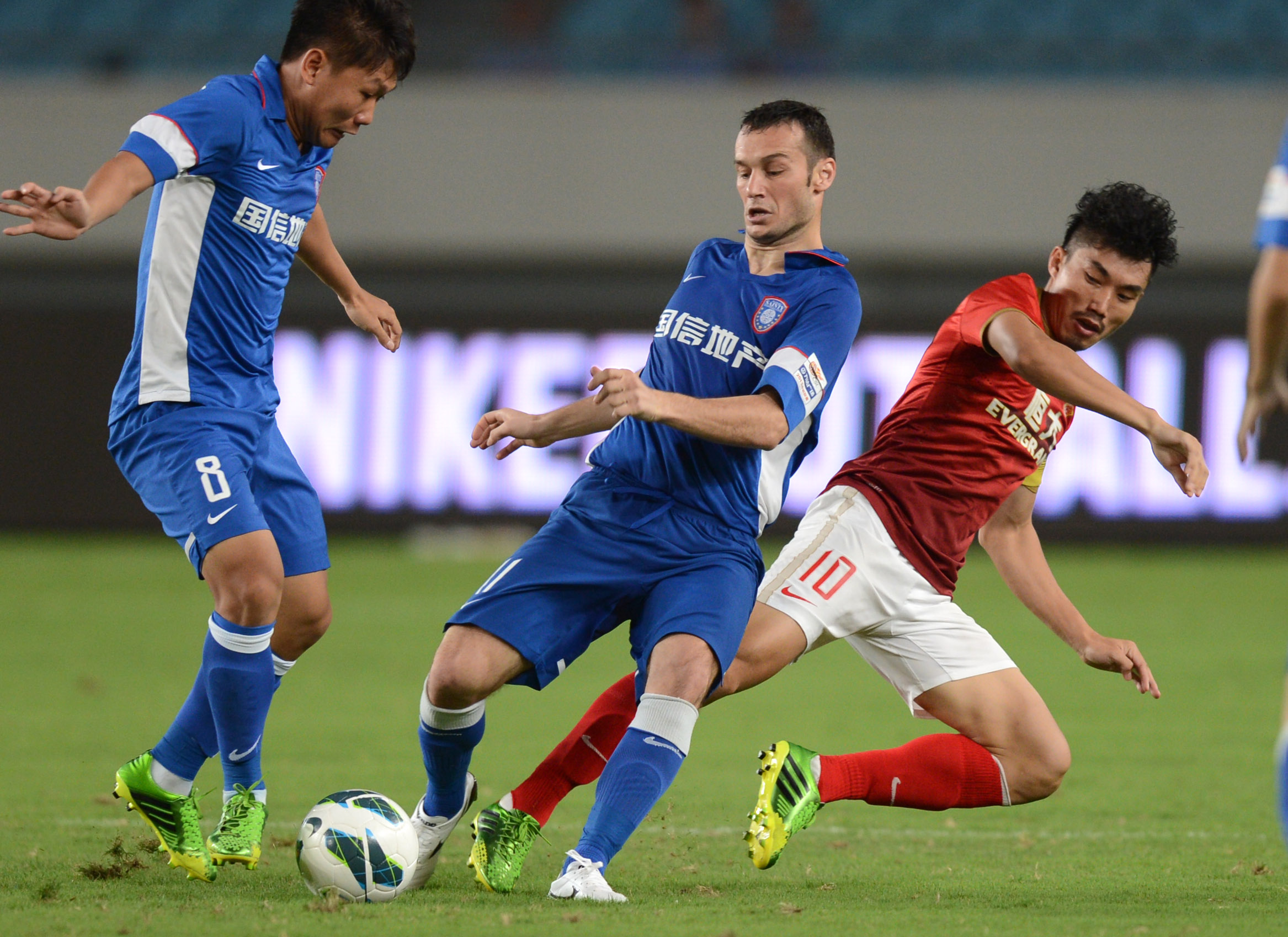 浙江vs海牛：双方均4外援首发，王钰栋出战，汪士钦替补（浙江战海牛：双方均以4外援先发，王钰栋登场，汪士钦替补待命）