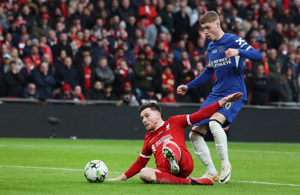 😎这人谁啊（摘掉墨镜）🥺号召力这么强！（这位是谁？摘下墨镜一看，号召力爆棚！）