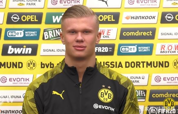 科贝记者：法兰克福球迷往巴萨球迷区投掷杂物甚至发射焰火（科贝记者称：法兰克福球迷向巴萨看台抛掷杂物并燃放焰火）